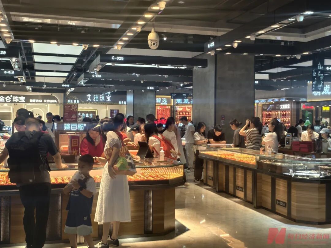 金价直逼1000元/克大关，深圳水贝顾客络绎不绝，记者实探：有人一单买走1斤多黄金！白银也卖爆